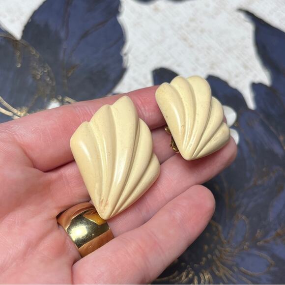 Vintage 70s 80s NAPIER Oversized Cream Shell-Shaped Earrings D1 - Picture 5 of 9